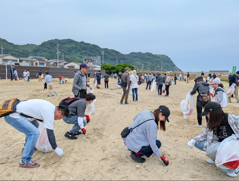 地域環境の美化に多くの社員が取り組みました